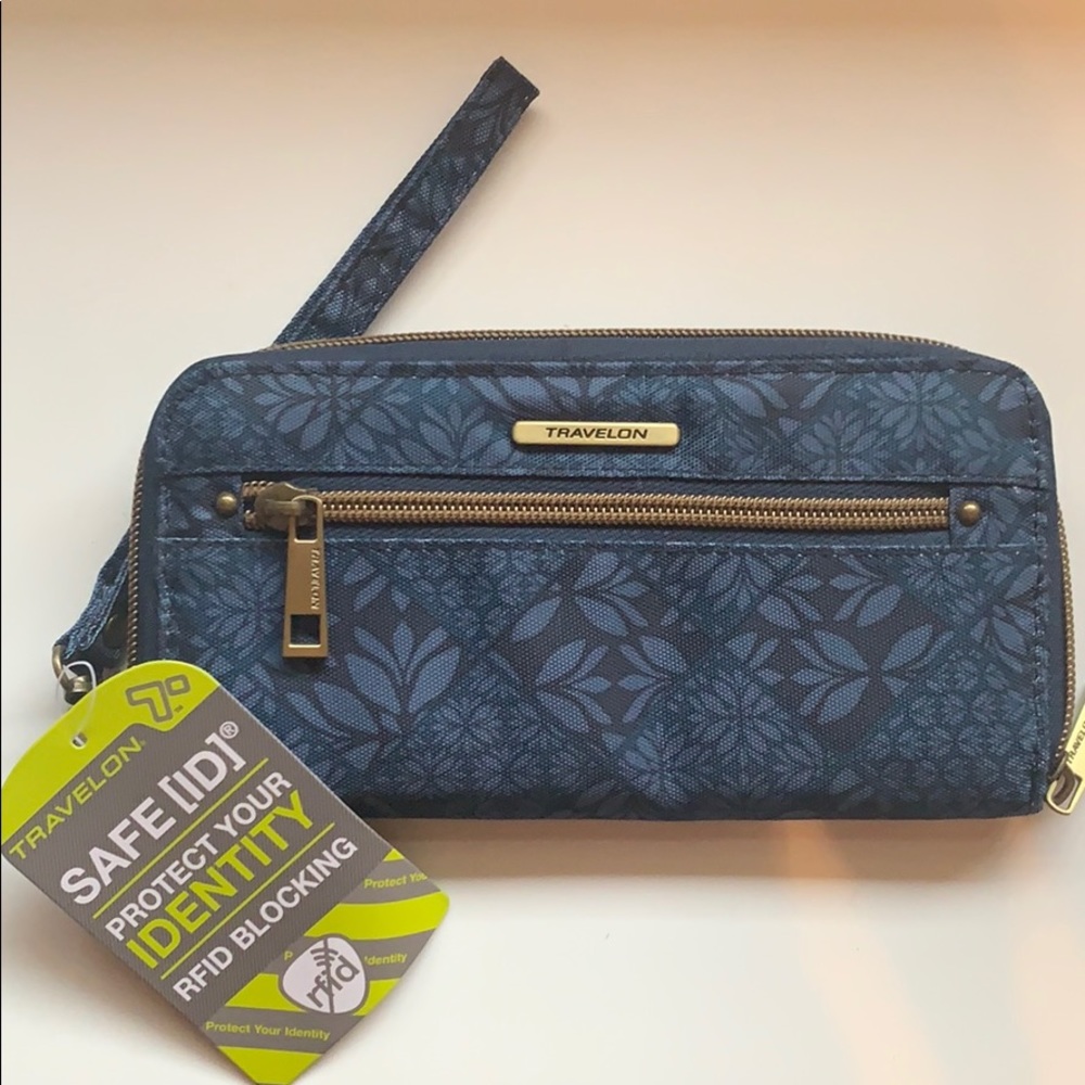 NWT Travelon wristlet